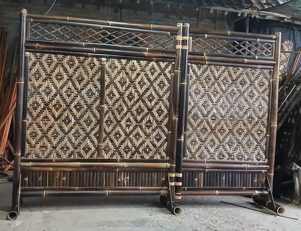 Jual penyekat ruangan bambu di Jogja dengan harga terjangkau. Melayani pembuatan partisi bambu custom untuk rumah, kafe, restoran, villa, hotel, dan kantor. Hubungi WA 088228903974.